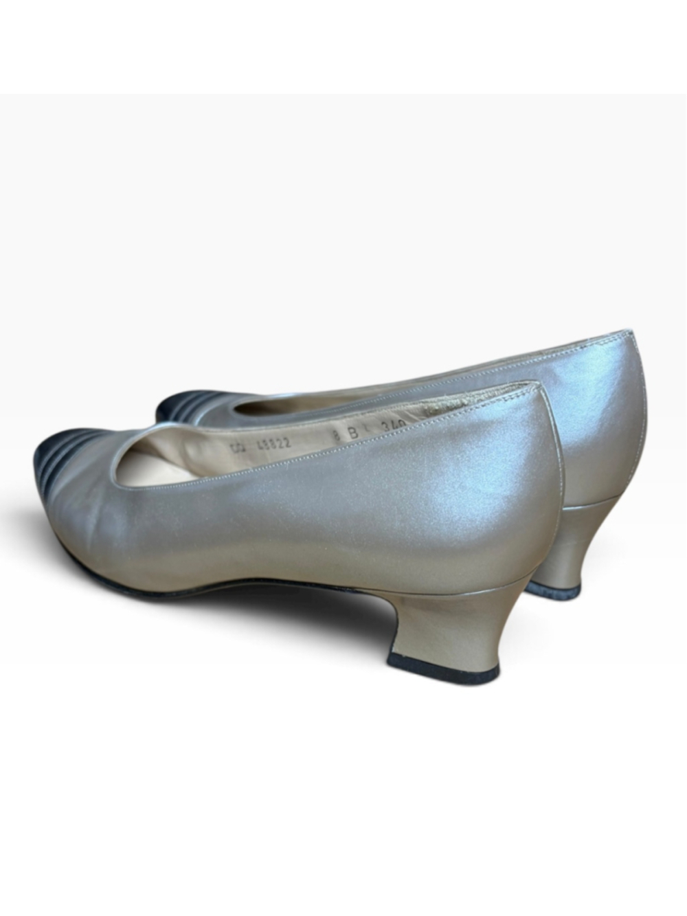 Women's Salvatore Ferragamo Heels Size 8 Beige and Blue Cap Toe Pumps - Picture 7 of 9